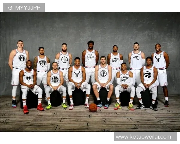 足球球星踢场篮球如何？盘点明星跨界运动表现与挑战